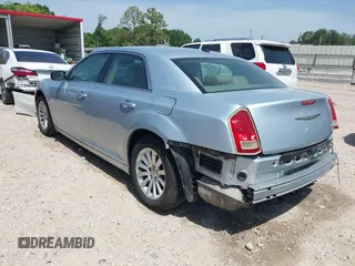2013 Chrysler 300 z VIN 2C3CCAAG4DH728383, wystawiony jako IAAI lot #42243346 z przebiegiem 208 955 mil mil oraz . Historia ofert i sprzedaży dostępna na DreamBid. Obrazek 3.