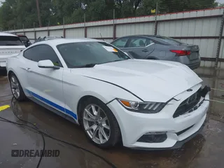 2015 Ford Mustang EcoBoost z VIN 1FA6P8TH3F5381558, wystawiony jako IAAI lot #42261805 z przebiegiem 136 774 mil mil oraz . Historia ofert i sprzedaży dostępna na DreamBid. Obrazek 1.