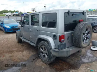 2016 Jeep Wrangler Unlimited Sahara z VIN 1C4BJWEGXGL280016, wystawiony jako IAAI lot #42620102 z przebiegiem 128 232 mil mil oraz . Historia ofert i sprzedaży dostępna na DreamBid. Obrazek 3.
