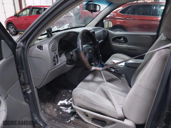 2005 Chevrolet TrailBlazer LS with VIN 1GNET16S356162017, listed as a IAAI auction lot 41148035 with 210,125 mi miles. Bid and sale history available at carsss.com. Image 5.