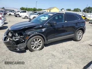 2015 Lincoln MKC z VIN 5LMCJ1A94FUJ47509, wystawiony jako Copart lot #55981515 z przebiegiem 9442 mil mil oraz Szkody całkowita. Historia ofert i sprzedaży dostępna na DreamBid. Obrazek 1.