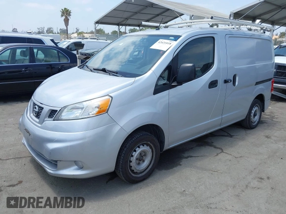 2014 Nissan NV200 S z VIN 3N6CM0KN4EK691833, wystawiony jako IAAI lot #42421018 z przebiegiem 103 699 mil mil oraz . Historia ofert i sprzedaży dostępna na DreamBid. Obrazek 2.