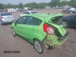 2014 Ford Fiesta Titanium z VIN 3FADP4FJXEM226724, wystawiony jako IAAI lot #42427106 z przebiegiem 63 302 mil mil oraz . Historia ofert i sprzedaży dostępna na DreamBid. Obrazek 3.