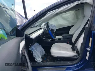2022 Tesla Model 3 Long Range z VIN 5YJ3E1EBXNF168686, wystawiony jako IAAI lot #41933028 z przebiegiem 57 482 mil mil oraz . Historia ofert i sprzedaży dostępna na DreamBid. Obrazek 5.
