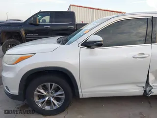 2014 Toyota Highlander XLE with VIN 5TDKKRFH3ES038170, listed as a IAAI auction lot 41740889 with 215,715 mi miles. Bid and sale history available at carsss.com. Image 19.