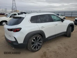 2024 Mazda CX-50 S Premium Plus z VIN 7MMVABEM0RN176962, wystawiony jako Copart lot #82250624 z przebiegiem 9 288 mil mil oraz Szkoda całkowita • Salvage title. Historia ofert i sprzedaży dostępna na DreamBid. Obrazek 3.
