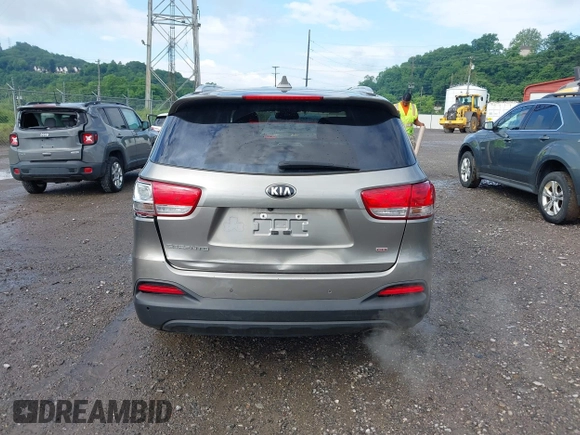 2017 Kia Sorento LX z VIN 5XYPGDA3XHG303917, wystawiony jako IAAI lot #42247202 z przebiegiem 110 279 mil mil oraz . Historia ofert i sprzedaży dostępna na DreamBid. Obrazek 16.