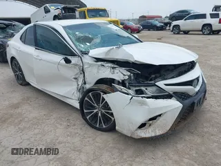 2018 Toyota Camry LE z VIN 4T1B11HK4JU583390, wystawiony jako IAAI lot #42162185 z przebiegiem 177 487 mil mil oraz . Historia ofert i sprzedaży dostępna na DreamBid. Obrazek 1.
