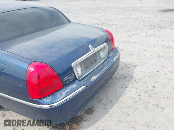 2007 Lincoln Town Car Signature z VIN 1LNHM81V27Y602776, wystawiony jako IAAI lot #41754559 z przebiegiem 135 521 mil mil oraz . Historia ofert i sprzedaży dostępna na DreamBid. Obrazek 6.