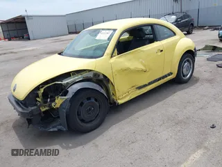 2012 Volkswagen Beetle 2.5L PZEV z VIN 3VWJP7AT7CM606721, wystawiony jako IAAI lot #42211987 z przebiegiem 103 861 mil mil oraz . Historia ofert i sprzedaży dostępna na DreamBid. Obrazek 2.