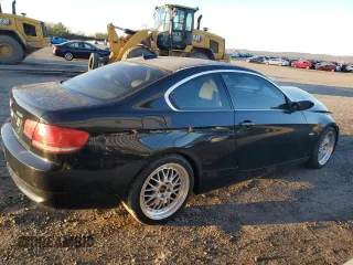 2007 BMW 3 Series 328i z VIN WBAWB33577PV70251, wystawiony jako Copart lot #50521915 z przebiegiem 182 676 mil mil oraz Czysty tytuł • Clean title. Historia ofert i sprzedaży dostępna na DreamBid. Obrazek 3.