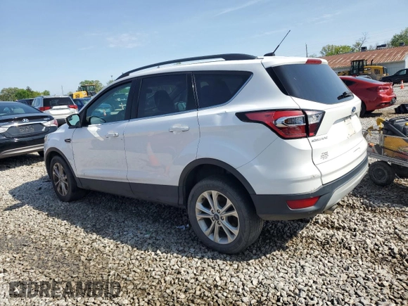 2018 Ford Escape SE z VIN 1FMCU9GD5JUD07359, wystawiony jako Copart lot #55331255 z przebiegiem 142 502 mil mil oraz Czysty tytuł • Clean title. Historia ofert i sprzedaży dostępna na DreamBid. Obrazek 2.