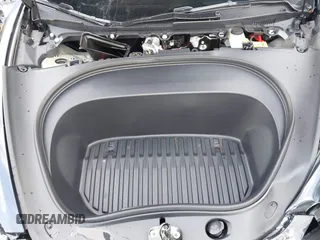 2025 Tesla Model 3 Long Range z VIN 5YJ3E1EB4SF874936, wystawiony jako IAAI lot #41157464 z przebiegiem 5331 mil mil oraz . Historia ofert i sprzedaży dostępna na DreamBid. Obrazek 10.