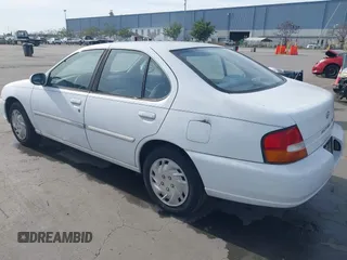 1998 Nissan Altima XE with VIN 1N4DL01D8WC165818, listed as a IAAI auction lot 41658156 with 184,843 mi miles. Bid and sale history available at carsss.com. Image 3.