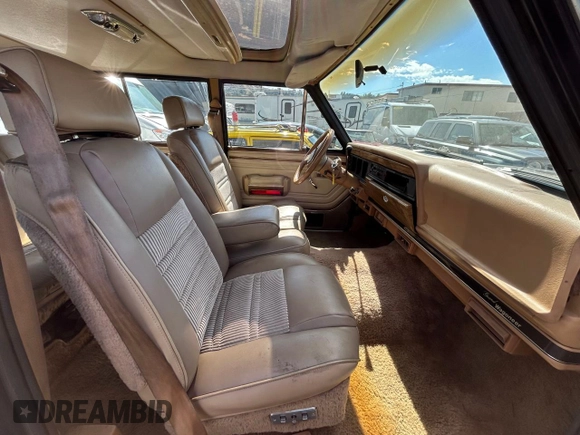 1987 Jeep Grand Wagoneer z VIN 1JCNJ15U7HT153505, wystawiony jako Copart lot #46373925 z przebiegiem 57 931 mil mil oraz Czysty tytuł • Clean title. Historia ofert i sprzedaży dostępna na DreamBid. Obrazek 5.