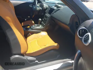 2004 Nissan 350Z Enthusiast z VIN JN1AZ34D74T164233, wystawiony jako IAAI lot #42509421 z przebiegiem 90 780 mil mil oraz . Historia ofert i sprzedaży dostępna na DreamBid. Obrazek 5.