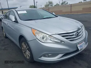 2013 Hyundai Sonata GLS z VIN 5NPEB4AC9DH765586, wystawiony jako IAAI lot #42181962 z przebiegiem 185 321 mil mil oraz . Historia ofert i sprzedaży dostępna na DreamBid. Obrazek 1.
