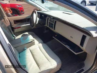 1995 Cadillac Fleetwood z VIN 1G6DW52P2SR713135, wystawiony jako IAAI lot #42352917 z przebiegiem 72 919 mil mil oraz . Historia ofert i sprzedaży dostępna na DreamBid. Obrazek 5.