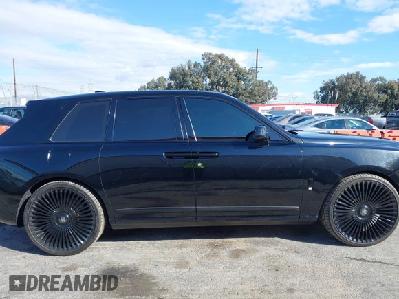 2021 Rolls-Royce Cullinan z VIN SLATV4C0XMU208037, wystawiony jako IAAI lot #41402539 z przebiegiem 27 057 mil mil oraz . Historia ofert i sprzedaży dostępna na DreamBid. Obrazek 13.