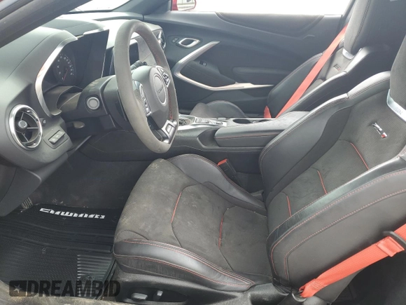 2023 Chevrolet Camaro ZL1 z VIN 1G1FK1R62P0159798, wystawiony jako Copart lot #47663395 z przebiegiem 8856 mil mil oraz Tytuł czysty. Historia ofert i sprzedaży dostępna na DreamBid. Obrazek 7.