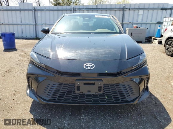 2025 Toyota Camry LE z VIN 4T1DAACK5SU517822, wystawiony jako Copart lot #55895755 z przebiegiem Nie podano mil oraz Szkoda całkowita • Salvage title. Historia ofert i sprzedaży dostępna na DreamBid. Obrazek 5.