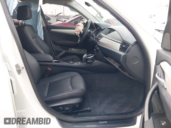 2014 BMW X1 xDrive28i z VIN WBAVL1C54EVY23533, wystawiony jako IAAI lot #41949759 z przebiegiem Nie podano mil oraz . Historia ofert i sprzedaży dostępna na DreamBid. Obrazek 5.