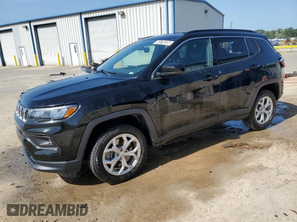 2024 Jeep Compass Latitude z VIN 3C4NJDBN2RT109871, wystawiony jako Copart lot #65576335 z przebiegiem 43 598 mil mil oraz Czysty tytuł • Clean title. Historia ofert i sprzedaży dostępna na DreamBid. Obrazek 1.