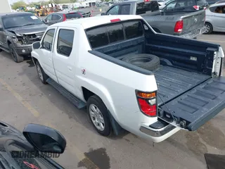 2006 Honda Ridgeline RTL z VIN 2HJYK16586H519593, wystawiony jako IAAI lot #42111678 z przebiegiem 244 962 mil mil oraz . Historia ofert i sprzedaży dostępna na DreamBid. Obrazek 3.