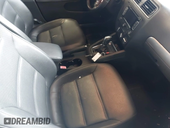 2015 Volkswagen Jetta SE with VIN 3VWD07AJ9FM310300, listed as a IAAI auction lot 42433664 with 117,579 mi miles and . Bid and sale history available at DreamBid. Image 5.