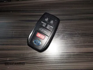 2024 Toyota Sienna Platinum z VIN 5TDESKFC4RS137515, wystawiony jako IAAI lot #41937542 z przebiegiem 19 002 mil mil oraz . Historia ofert i sprzedaży dostępna na DreamBid. Obrazek 11.