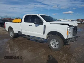 2023 Ford F-350 z VIN 1FT8X3BA1PED26053, wystawiony jako Copart lot #42484225 z przebiegiem 5 648 mil mil oraz Szkoda całkowita • Salvage title. Historia ofert i sprzedaży dostępna na DreamBid. Obrazek 4.