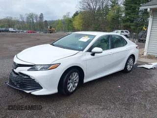 2019 Toyota Camry LE z VIN 4T1B11HK8KU819721, wystawiony jako IAAI lot #42127411 z przebiegiem 101 333 mil mil oraz . Historia ofert i sprzedaży dostępna na DreamBid. Obrazek 2.
