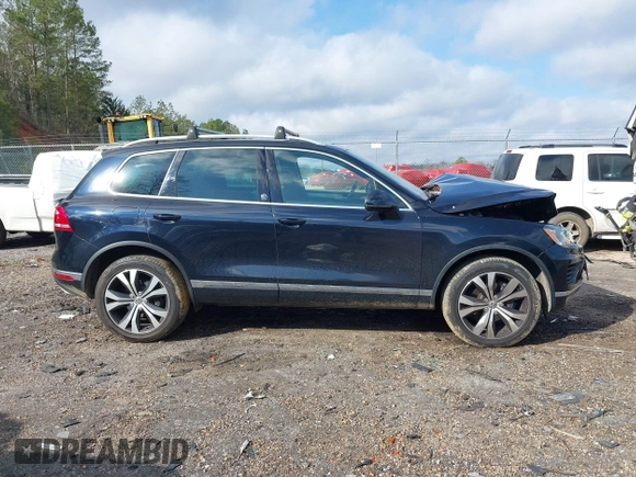 2017 Volkswagen Touareg Wolfsburg Edition z VIN WVGRF7BP6HD006748, wystawiony jako IAAI lot #41483215 z przebiegiem 97 816 mil mil oraz . Historia ofert i sprzedaży dostępna na DreamBid. Obrazek 13.