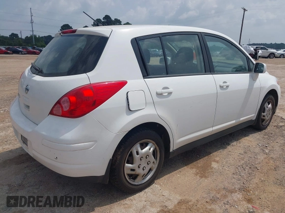 2011 Nissan Versa S z VIN 3N1BC1CPXBL442520, wystawiony jako IAAI lot #42308421 z przebiegiem 143 556 mil mil oraz . Historia ofert i sprzedaży dostępna na DreamBid. Obrazek 4.