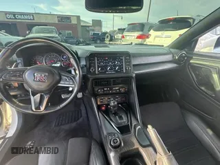 2020 Nissan GT-R Premium z VIN JN1AR5EF7LM100066, wystawiony jako Copart lot #58606645 z przebiegiem 35 824 mil mil oraz Szkody całkowita. Historia ofert i sprzedaży dostępna na DreamBid. Obrazek 9.