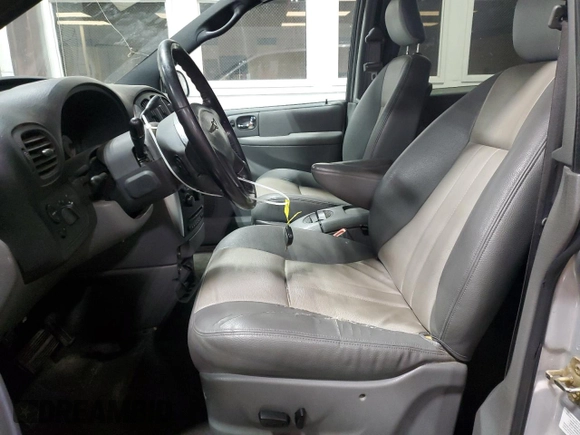 2004 Chrysler Town & Country Touring z VIN 2C4GP54L14R518481, wystawiony jako Copart lot #58425865 z przebiegiem 151 313 mil mil oraz Szkoda całkowita • Salvage title. Historia ofert i sprzedaży dostępna na DreamBid. Obrazek 7.