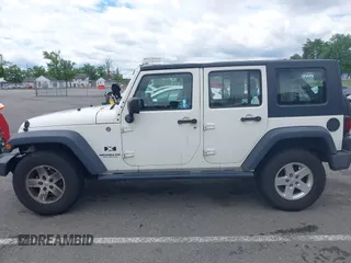 2008 Jeep Wrangler Unlimited X z VIN 1J4GA39188L584256, wystawiony jako IAAI lot #42349536 z przebiegiem 126 778 mil mil oraz . Historia ofert i sprzedaży dostępna na DreamBid. Obrazek 14.