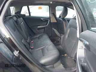 2015 Volvo V60 T5 Drive-E Premier z VIN YV140MEK3F1267715, wystawiony jako IAAI lot #41227560 z przebiegiem 102 244 mil mil oraz . Historia ofert i sprzedaży dostępna na DreamBid. Obrazek 8.