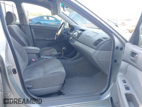 2004 Toyota Camry LE z VIN JTDBE32K040263783, wystawiony jako IAAI lot #42066013 z przebiegiem 204 531 mil mil oraz . Historia ofert i sprzedaży dostępna na DreamBid. Obrazek 5.