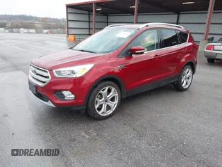 2019 Ford Escape Titanium z VIN 1FMCU9J99KUA18880, wystawiony jako IAAI lot #40830436 z przebiegiem 117 499 mil mil oraz . Historia ofert i sprzedaży dostępna na DreamBid. Obrazek 2.