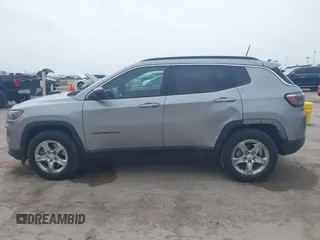 2023 Jeep Compass Latitude z VIN 3C4NJDBN3PT514117, wystawiony jako IAAI lot #41925688 z przebiegiem 50 468 mil mil oraz . Historia ofert i sprzedaży dostępna na DreamBid. Obrazek 14.