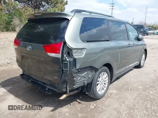 2012 Toyota Sienna XLE AAS z VIN 5TDYK3DC0CS221618, wystawiony jako IAAI lot #41983806 z przebiegiem 200 851 mil mil oraz . Historia ofert i sprzedaży dostępna na DreamBid. Obrazek 4.