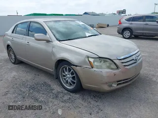 2005 Toyota Avalon XL with VIN 4T1BK36B15U007967, listed as a IAAI auction lot 42060604 with 286,766 mi miles. Bid and sale history available at carsss.com. Image 1.