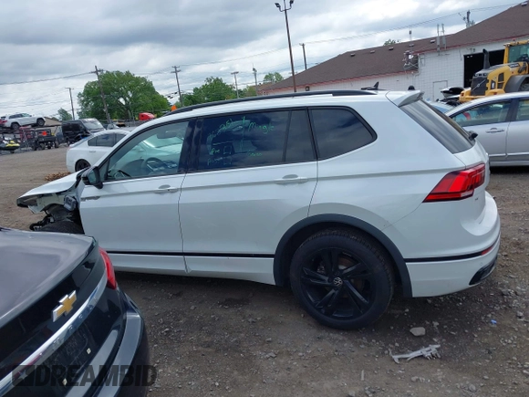2024 Volkswagen Tiguan SE R-Line Black with VIN 3VV8B7AX3RM111526, listed as a IAAI auction lot 42524100 with 7,280 mi miles and . Bid and sale history available at DreamBid. Image 15.
