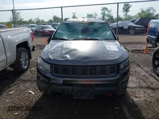 2019 Jeep Compass Trailhawk z VIN 3C4NJDDB5KT722107, wystawiony jako IAAI lot #42209114 z przebiegiem 65 088 mil mil oraz . Historia ofert i sprzedaży dostępna na DreamBid. Obrazek 13.
