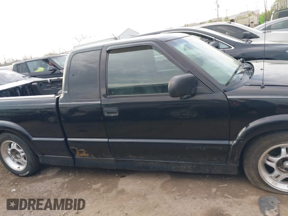 2002 Chevrolet S-10 LS with VIN 1GCCS19W028104982, listed as a IAAI auction lot 42017925 with 114,564 mi miles. Bid and sale history available at carsss.com. Image 13.