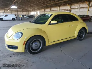 2012 Volkswagen Beetle 2.5L w/Sun PZEV with VIN 3VWJP7AT2CM606691, listed as a Copart auction lot 77496524 with 71,331 mi miles and Salvage Title. Bid and sale history available at carsss.com. Image 1.
