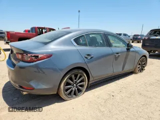 2024 Mazda 3 S Carbon Edition z VIN 3MZBPBCM8RM413340, wystawiony jako Copart lot #61095745 z przebiegiem 21 870 mil mil oraz Szkoda całkowita • Salvage title. Historia ofert i sprzedaży dostępna na DreamBid. Obrazek 3.