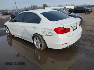 2015 BMW 3 Series 328i xDrive z VIN WBA3B5C51FF959597, wystawiony jako IAAI lot #41531841 z przebiegiem 143 424 mil mil oraz . Historia ofert i sprzedaży dostępna na DreamBid. Obrazek 3.