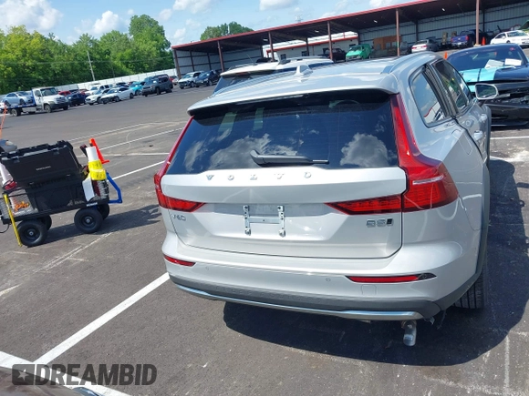 2025 Volvo V60 Plus z VIN YV4L12WK3S2148033, wystawiony jako IAAI lot #42389242 z przebiegiem 1 471 mil mil oraz . Historia ofert i sprzedaży dostępna na DreamBid. Obrazek 16.